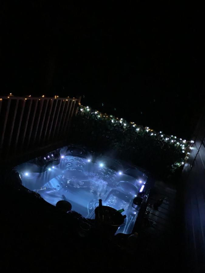 Rose Lodge - Hot Tub Getaway - Percy Woods - Pet Friendly Морпет Екстериор снимка